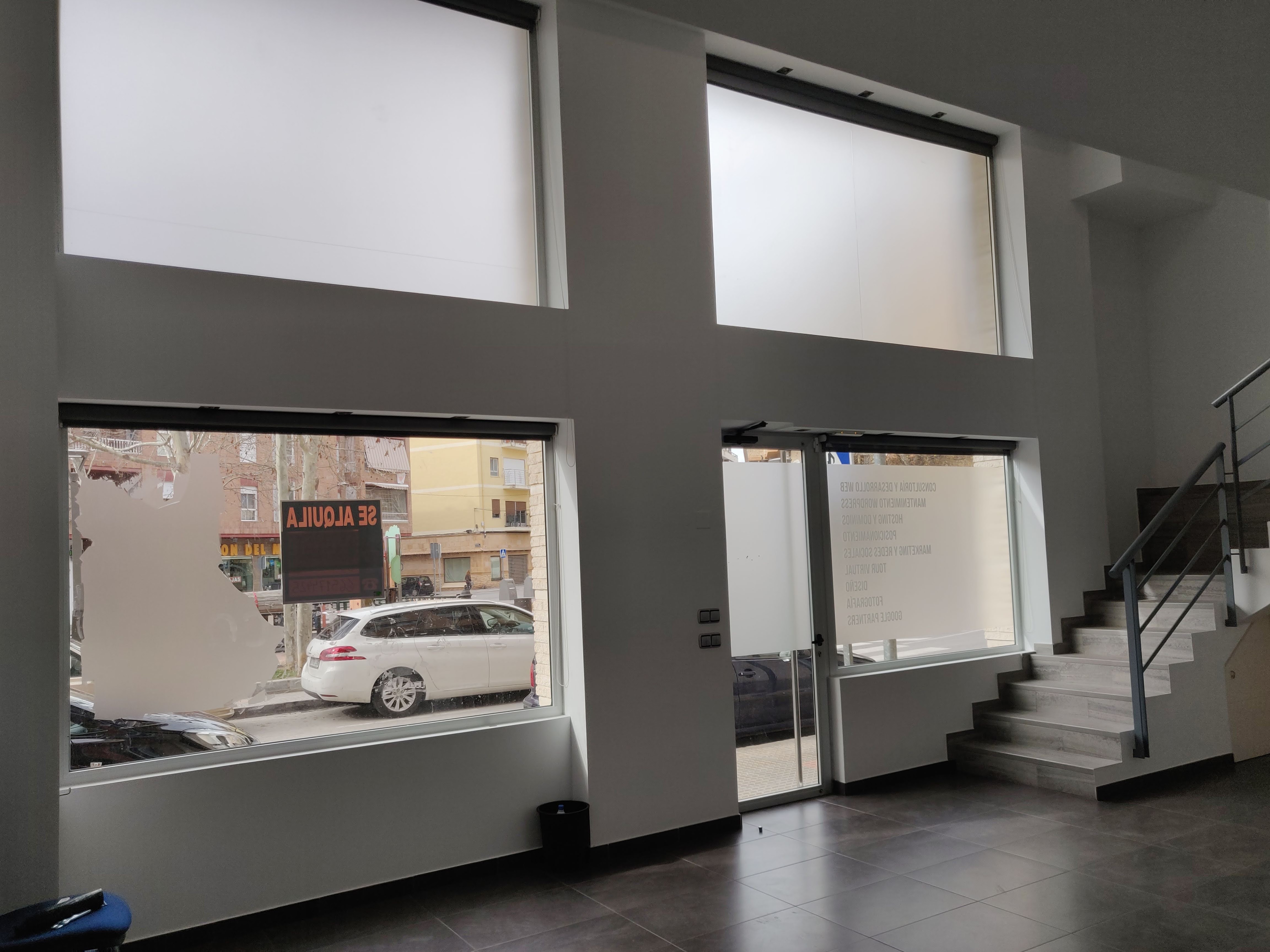 Office integrado bajo la escalera