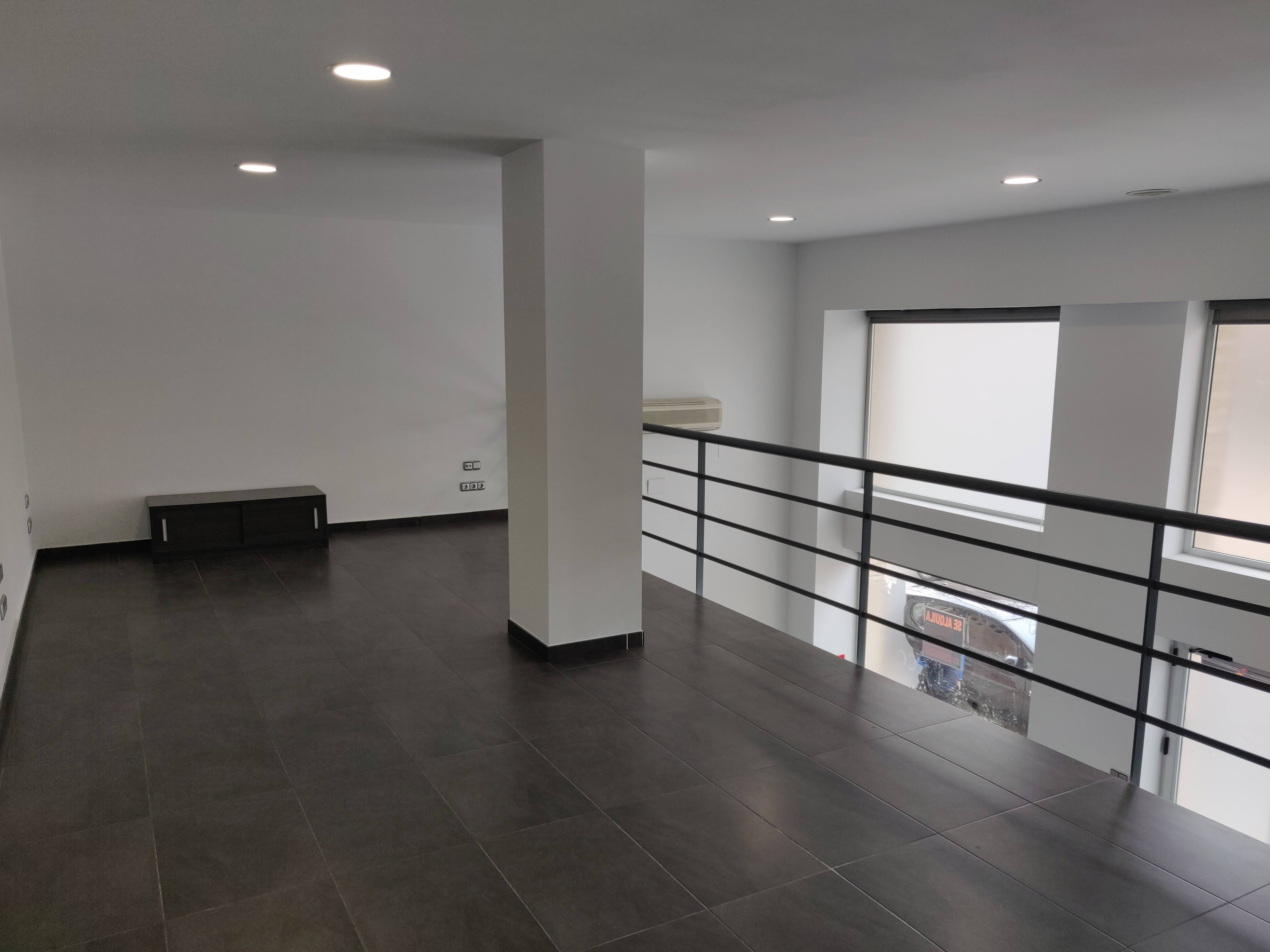 Vestíbulo de doble altura del local Maestro Carrascosa