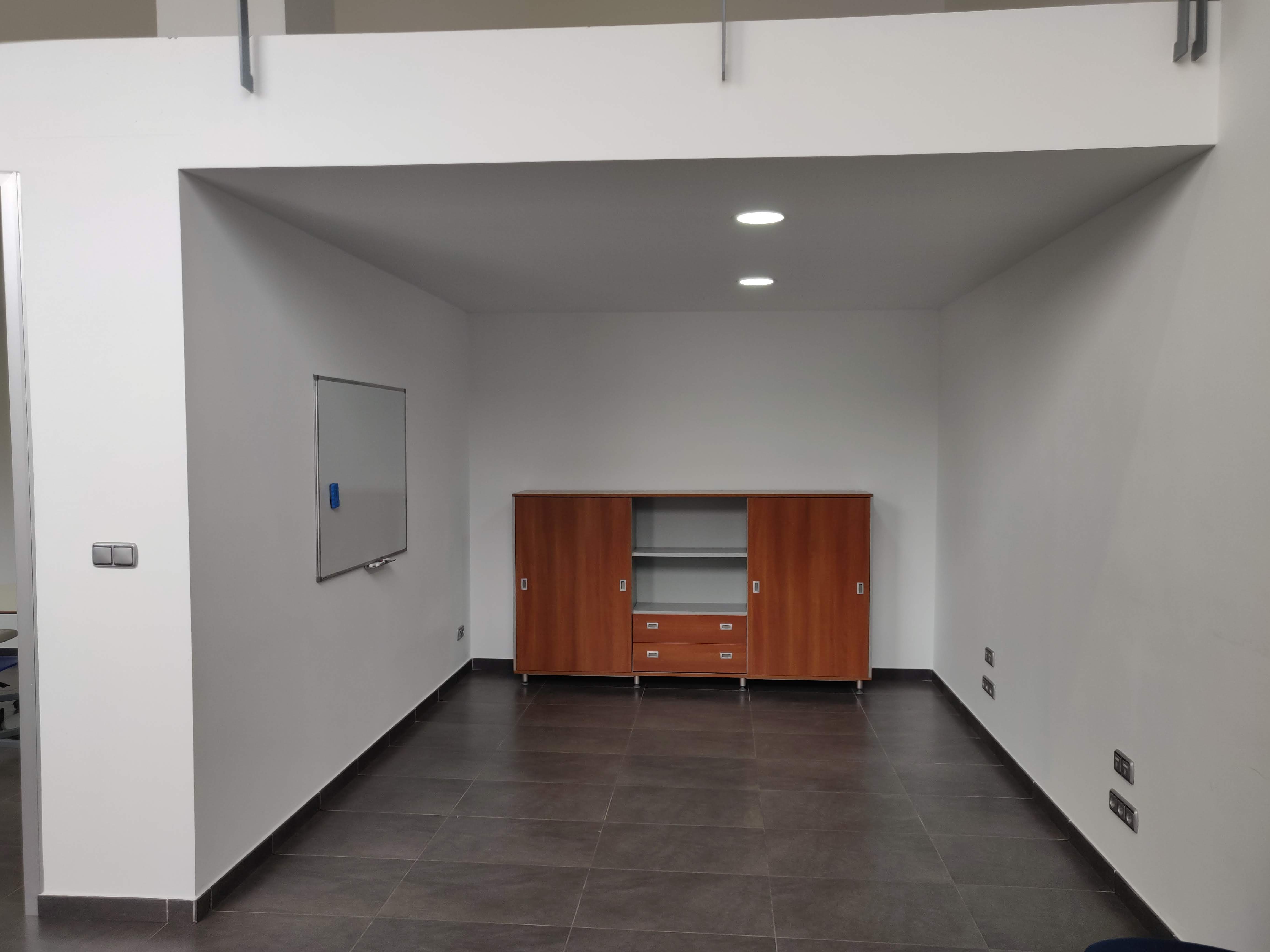 Zona abierta con encimera y pizarra