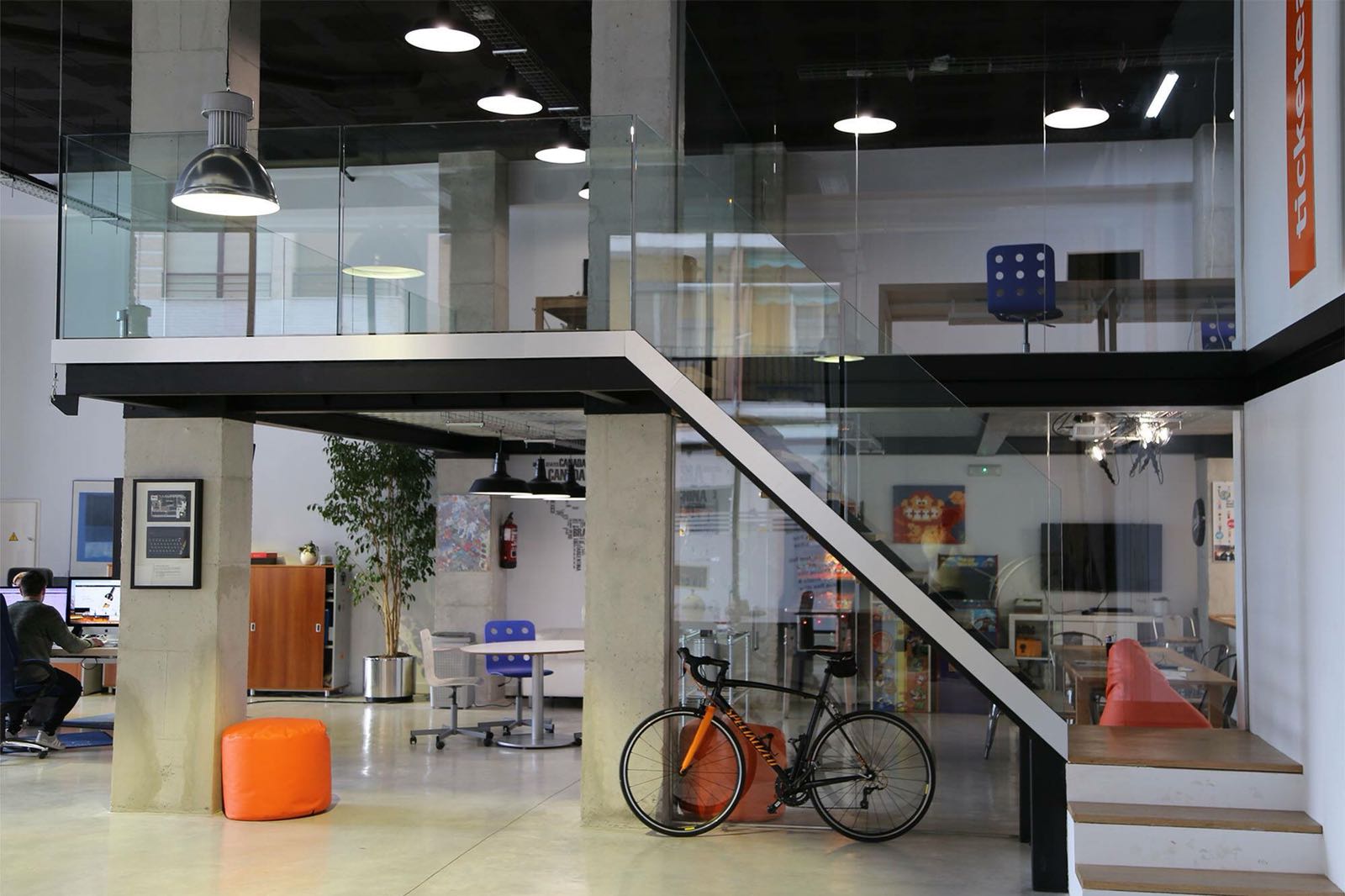 Escalera metálica a la naya