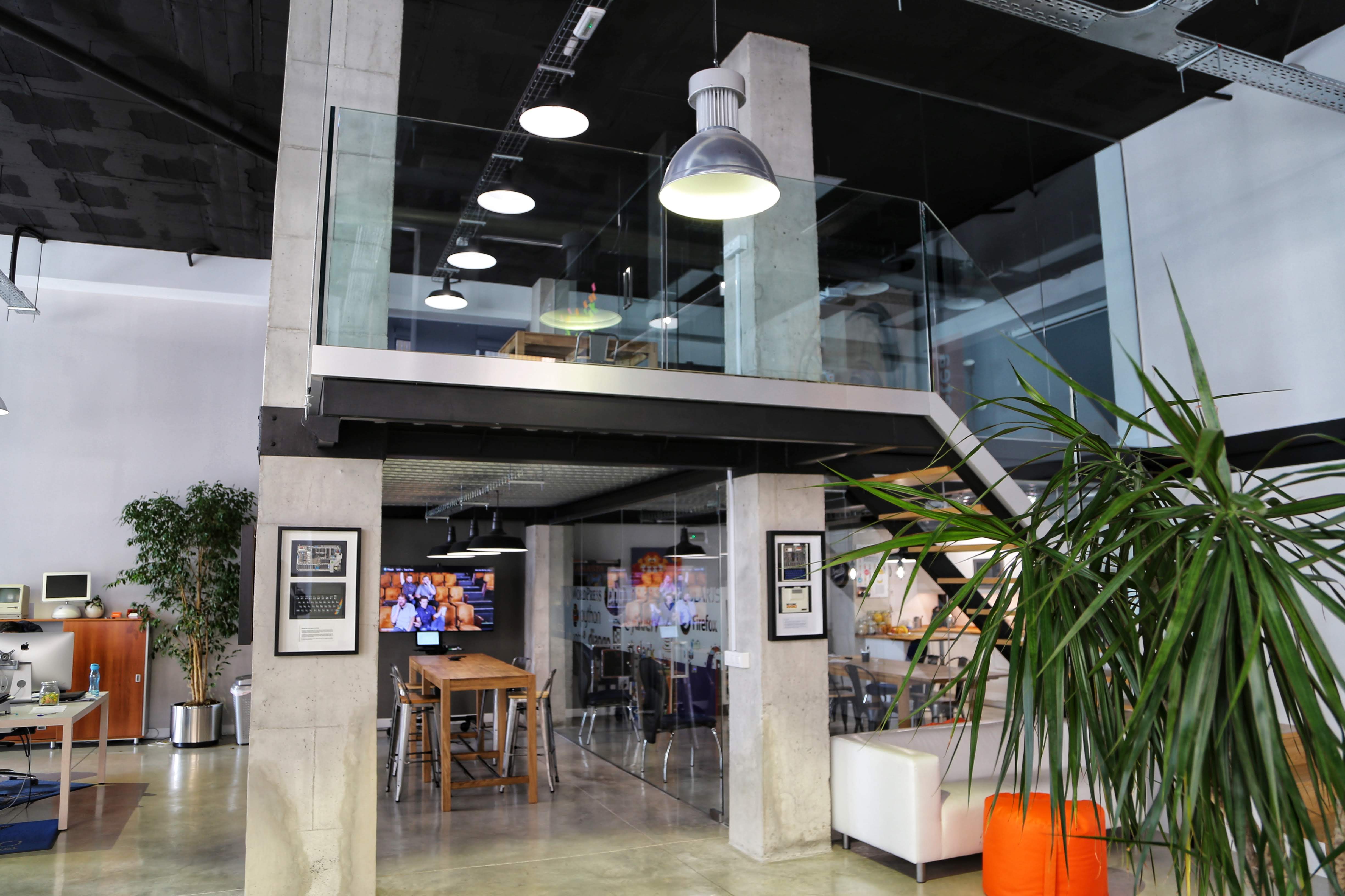 Naya con sala de reuniones acristalada